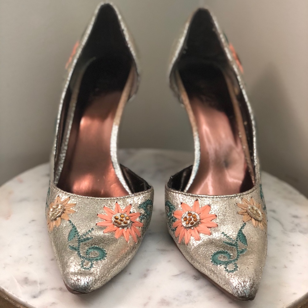 Shiny heels with flower embroidery! 🌸